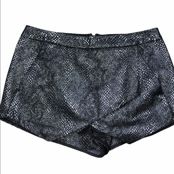 EXPRESS size 4 black snakeskin print shorts - Picture 3 of 10